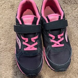 Saucony Kids 6 wide Black and Pink Velcro Sneakers